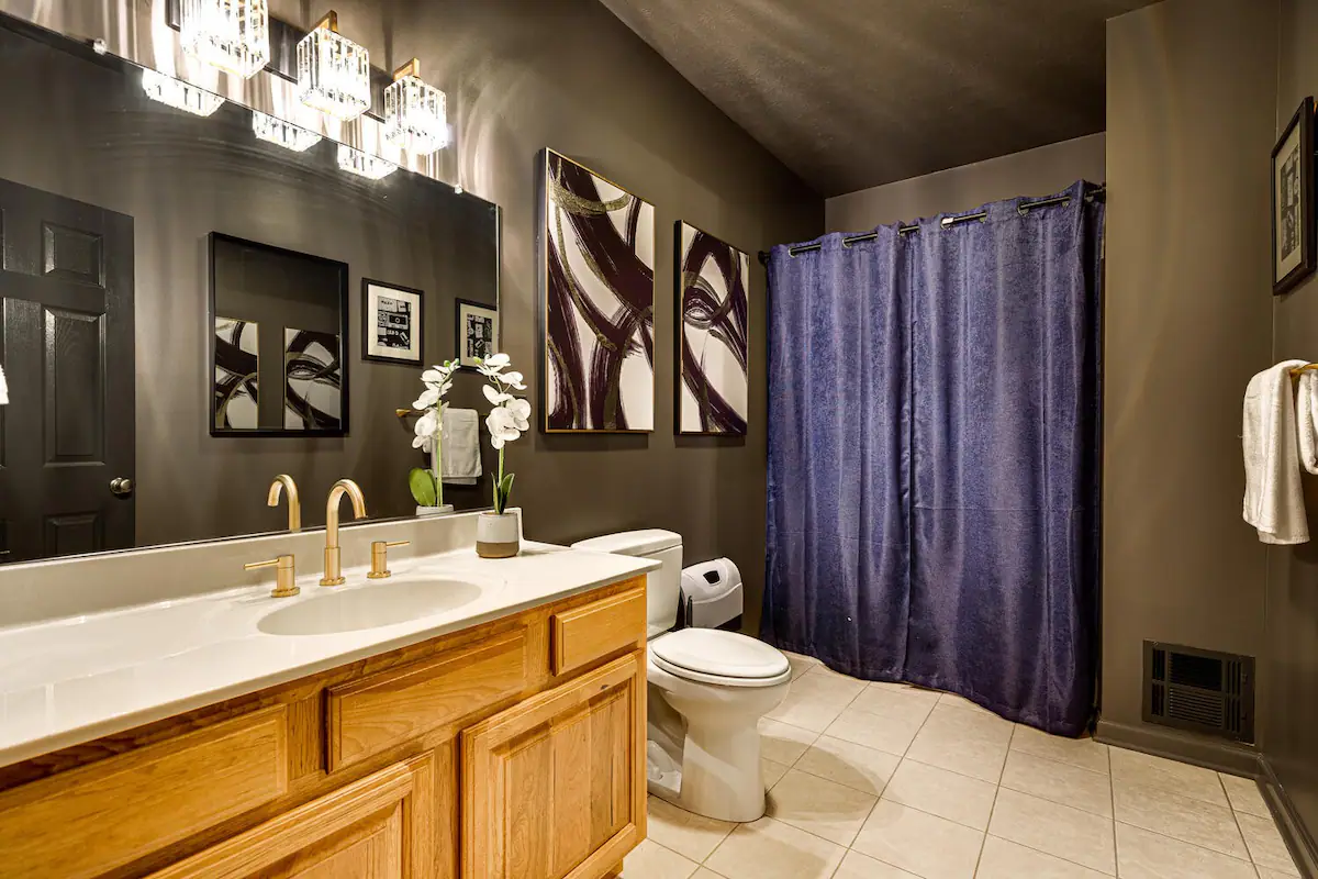 Ensure your soirée remains uninterrupted and your guests enjoy impeccable comfort throughout the evening with a full bath off of The Speakeasy.