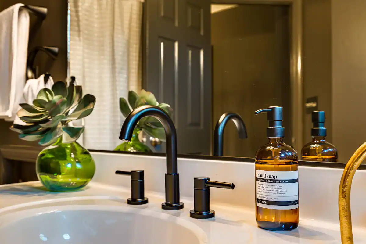 The loft’s full bathroom, elegantly appointed and shared by two queen bedrooms, offering luxurious amenities and a tranquil space for relaxation.