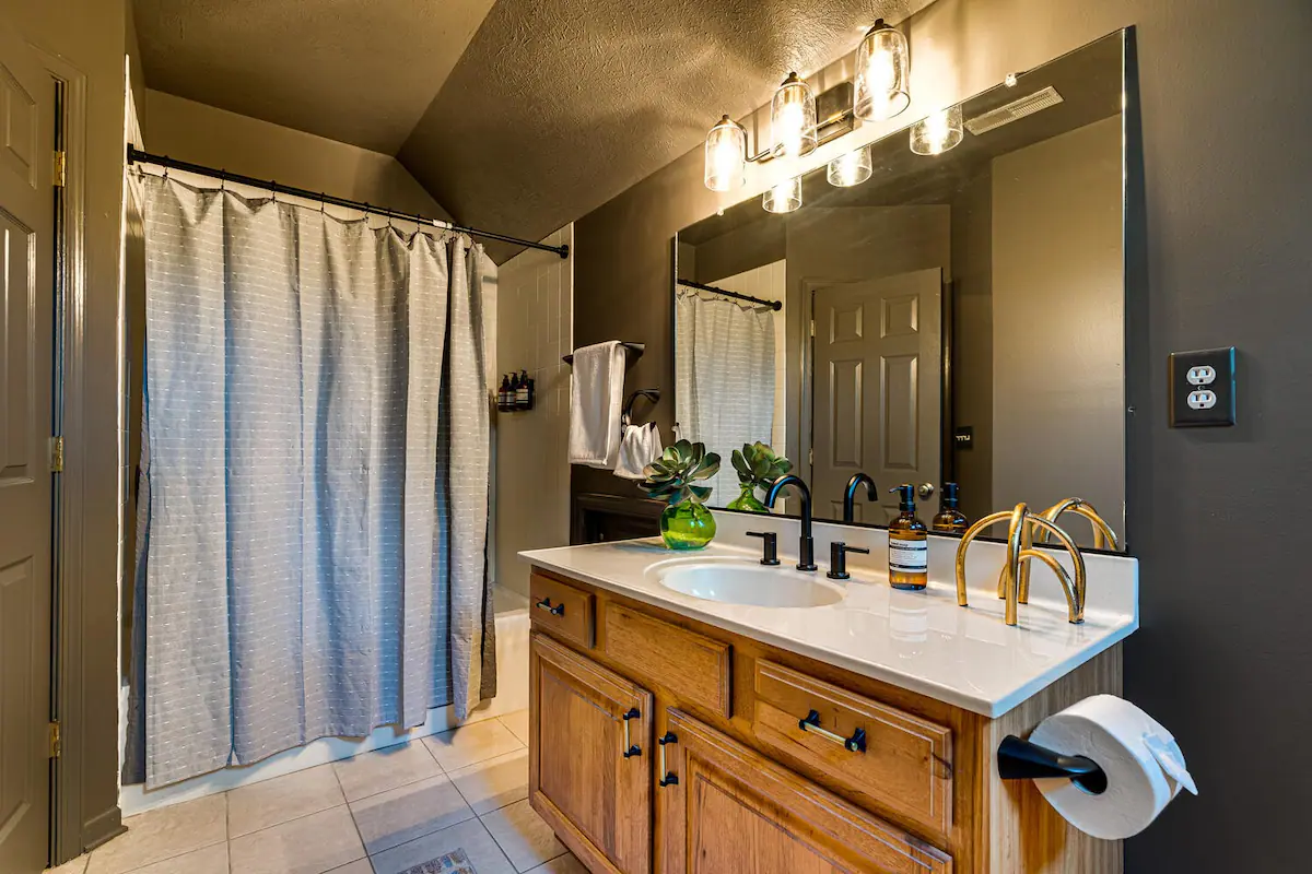 The loft’s full bathroom, elegantly appointed and shared by two queen bedrooms, offering luxurious amenities and a tranquil space for relaxation.